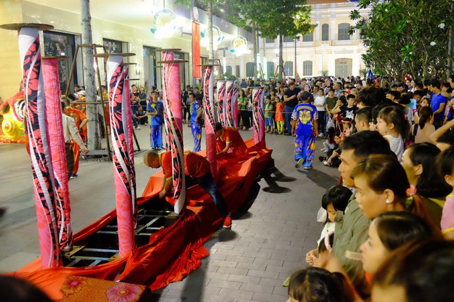 Lân sư rồng xuất hiện trên phố đi bộ Nguyễn Huệ, trẻ em reo hò thích thú chờ đợi biểu diễn - Ảnh 10.
