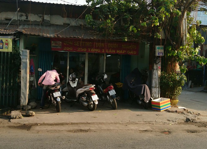 Còn mấy tiếng đón Giao thừa, chị em tranh thủ đi làm đẹp khiến tiệm hớt tóc, làm nail quá tải, chủ tiệm hốt bạc triệu - Ảnh 10.