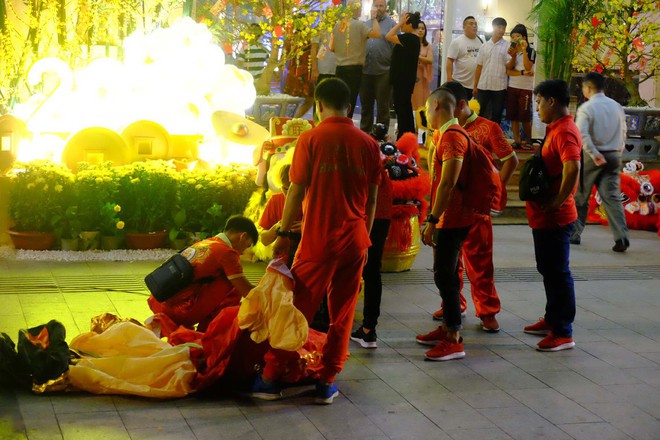 Lân sư rồng xuất hiện trên phố đi bộ Nguyễn Huệ, trẻ em reo hò thích thú chờ đợi biểu diễn - Ảnh 13.