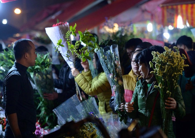 Chợ hoa Quảng An tấp nập đêm trước giao thừa - Ảnh 6.