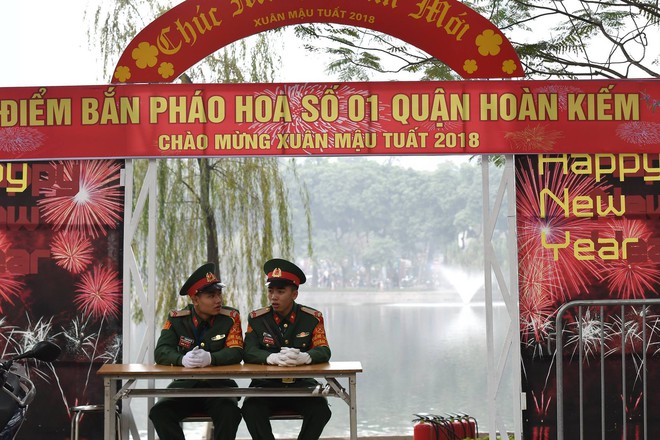 Trận địa pháo hoa trước khoảnh khắc Giao thừa tại Hà Nội - Ảnh 11.