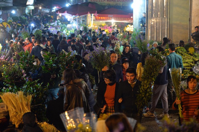 Chợ hoa Quảng An tấp nập đêm trước giao thừa - Ảnh 8.