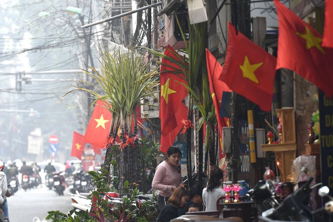 70-100.000 đồng/1 cặp mía đắt như tôm tươi tại Hà Nội chiều cuối năm - Ảnh 9. 70-100.000 đồng/1 cặp mía đắt như tôm tươi tại Hà Nội chiều cuối năm - Ảnh 9.