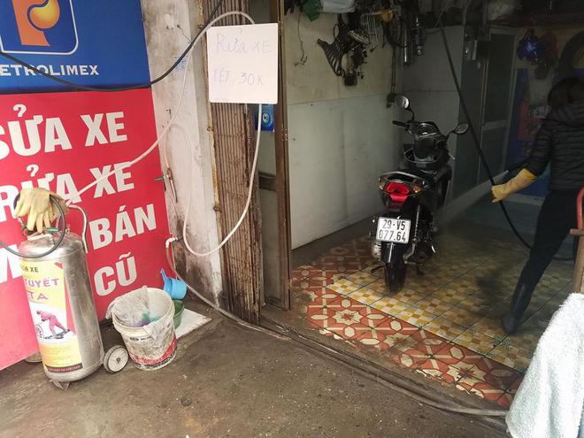 30 Tết, dịch vụ rửa xe hốt bạc, tăng gi&aacute; 4-5 lần ng&agrave;y thường - Ảnh 7.