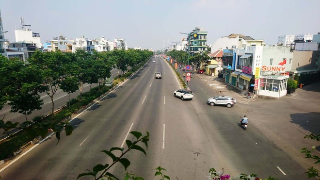 Chiều 30 Tết, Sài Gòn không một bóng người, hàng quán đóng cửa đếm ngược chờ đón giao thừa - Ảnh 1.