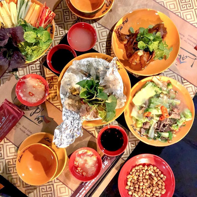 Loạt quán bún, lẩu ở Hà Nội mở bán xuyên Tết để giải ngấy đầu năm - Ảnh 8.