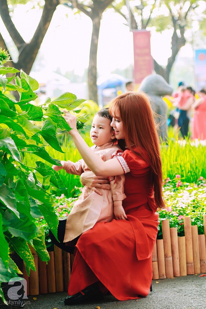 Mẹ con Thu Thủy diện &aacute;o d&agrave;i dạo phố ng&agrave;y đầu xu&acirc;n - Ảnh 2.