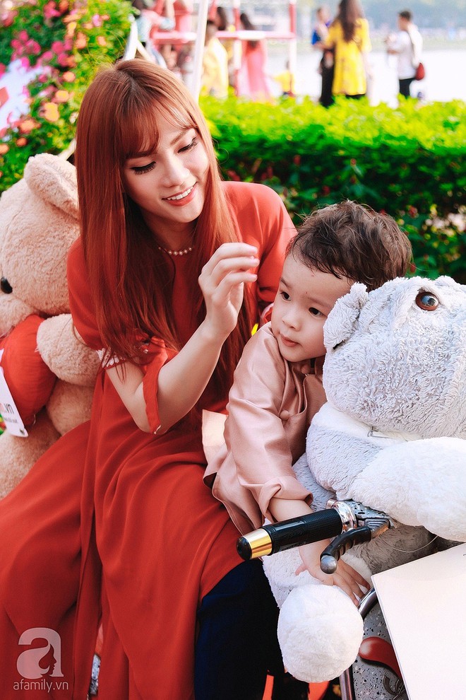 Mẹ con Thu Thủy diện &aacute;o d&agrave;i dạo phố ng&agrave;y đầu xu&acirc;n - Ảnh 7.