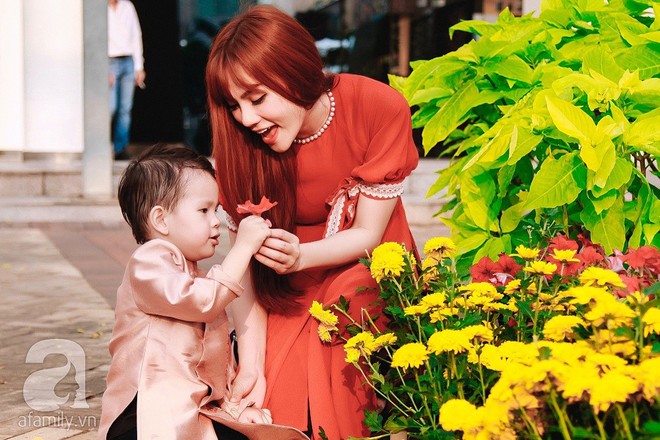 Mẹ con Thu Thủy diện &aacute;o d&agrave;i dạo phố ng&agrave;y đầu xu&acirc;n - Ảnh 8.