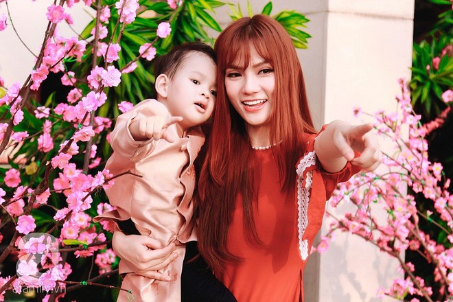 Mẹ con Thu Thủy diện &aacute;o d&agrave;i dạo phố ng&agrave;y đầu xu&acirc;n - Ảnh 9.