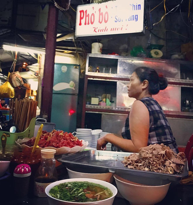 Loạt quán bún, lẩu ở Hà Nội mở bán xuyên Tết để giải ngấy đầu năm - Ảnh 4.