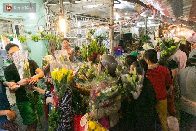 Chùm ảnh: Tối 29 Tết, chợ hoa lớn nhất Sài Gòn vẫn chật kín người mua kẻ bán - Ảnh 2.