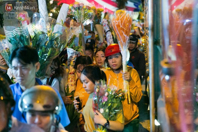 Chùm ảnh: Tối 29 Tết, chợ hoa lớn nhất Sài Gòn vẫn chật kín người mua kẻ bán - Ảnh 11.