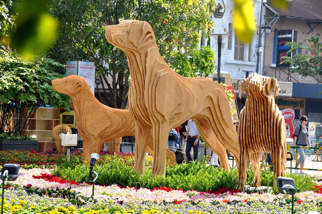 Báo chí nước ngoài ngợi khen những bức tượng chú chó may mắn là điểm sáng của đường hoa Nguyễn Huệ Tết này - Ảnh 5.