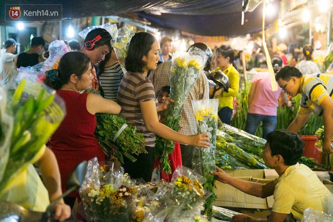 Chùm ảnh: Tối 29 Tết, chợ hoa lớn nhất Sài Gòn vẫn chật kín người mua kẻ bán - Ảnh 8.