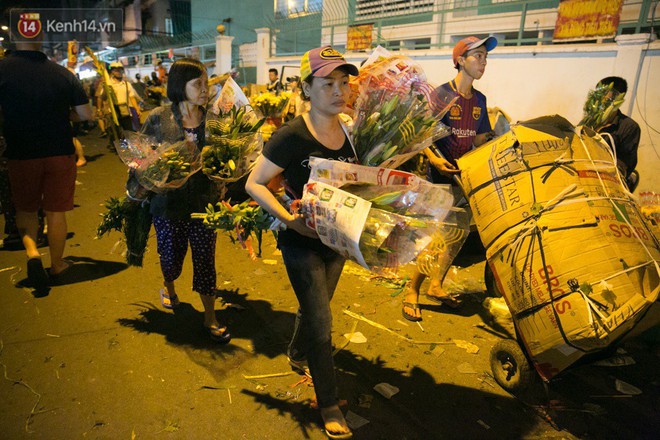 Chùm ảnh: Tối 29 Tết, chợ hoa lớn nhất Sài Gòn vẫn chật kín người mua kẻ bán - Ảnh 9.