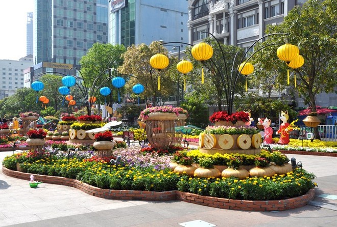 Báo chí nước ngoài ngợi khen những bức tượng chú chó may mắn là điểm sáng của đường hoa Nguyễn Huệ Tết này - Ảnh 9.