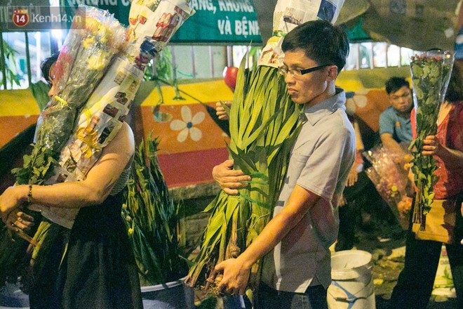 Chùm ảnh: Tối 29 Tết, chợ hoa lớn nhất Sài Gòn vẫn chật kín người mua kẻ bán - Ảnh 10.