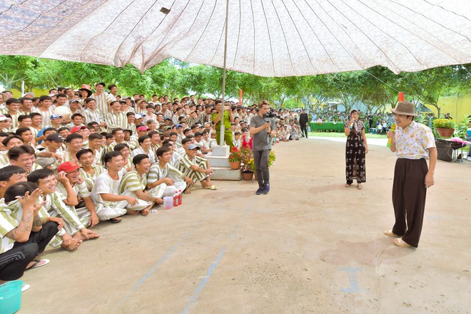 Dép tổ ông, kiểu quần kéo cao quen thuộc, Trường Giang lặng lẽ trình diễn ở trại giam  - Ảnh 3.