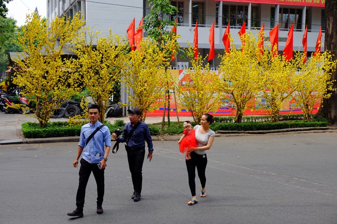 Đường phố vắng vẻ, người dân Sài Gòn thoải mái đạp xe, ra giữa đường chụp hình du xuân sáng mùng 1 Tết - Ảnh 9.