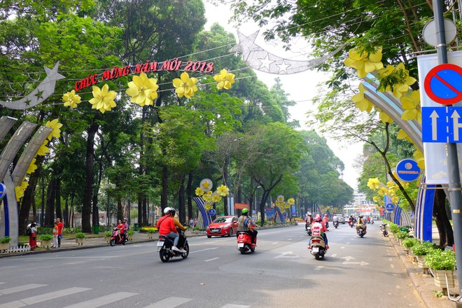 Đường phố vắng vẻ, người dân Sài Gòn thoải mái đạp xe, ra giữa đường chụp hình du xuân sáng mùng 1 Tết - Ảnh 12.
