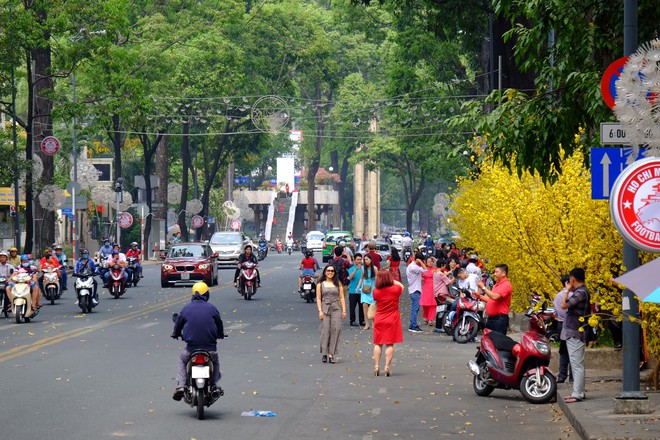 Đường phố vắng vẻ, người dân Sài Gòn thoải mái đạp xe, ra giữa đường chụp hình du xuân sáng mùng 1 Tết - Ảnh 11.
