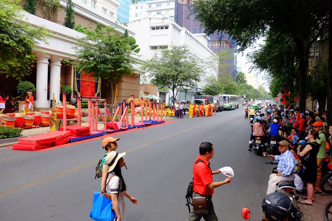 Đường phố vắng vẻ, người dân Sài Gòn thoải mái đạp xe, ra giữa đường chụp hình du xuân sáng mùng 1 Tết - Ảnh 7.