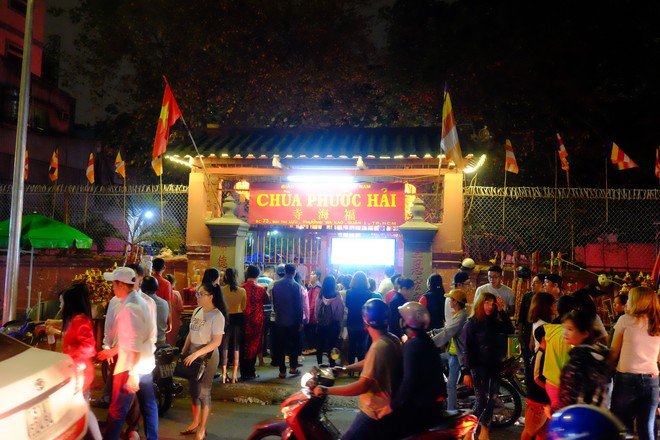 Bất chấp chùa đóng cửa, đông đảo người Sài Gòn vẫn đứng bên ngoài vái lạy chờ vào lấy lộc đầu năm - Ảnh 14.
