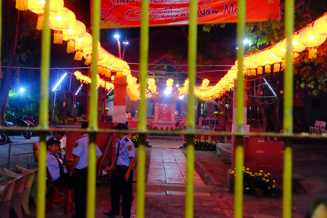 Bất chấp chùa đóng cửa, đông đảo người Sài Gòn vẫn đứng bên ngoài vái lạy chờ vào lấy lộc đầu năm - Ảnh 12.