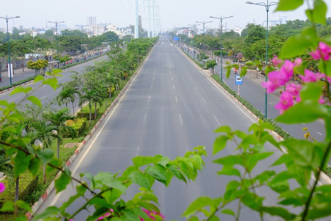 Đường phố vắng vẻ, người dân Sài Gòn thoải mái đạp xe, ra giữa đường chụp hình du xuân sáng mùng 1 Tết - Ảnh 4.