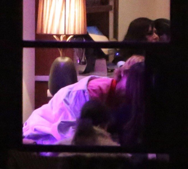Justin Bieber nũng nịu, trao Selena nụ hôn đắm đuối kỷ niệm Lễ tình nhân đầu tiên bên nhau sau 4 năm - Ảnh 3.