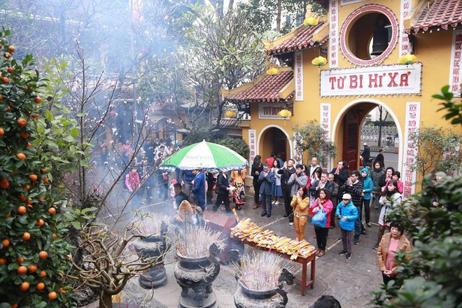 Hà Nội: Người dân đổ xô đến các chùa cầu an, mua muối lấy may mắn đầu năm - Ảnh 5. Hà Nội: Người dân đổ xô đến các chùa cầu an, mua muối lấy may mắn đầu năm - Ảnh 5.