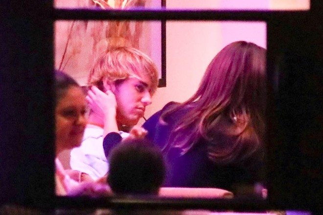 Justin Bieber nũng nịu, trao Selena nụ hôn đắm đuối kỷ niệm Lễ tình nhân đầu tiên bên nhau sau 4 năm - Ảnh 2.