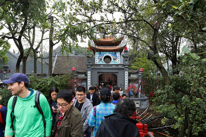 Hà Nội: Người dân đổ xô đến các chùa cầu an, mua muối lấy may mắn đầu năm - Ảnh 7. Hà Nội: Người dân đổ xô đến các chùa cầu an, mua muối lấy may mắn đầu năm - Ảnh 7.