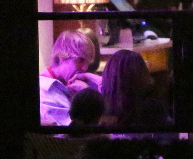 Justin Bieber nũng nịu, trao Selena nụ hôn đắm đuối kỷ niệm Lễ tình nhân đầu tiên bên nhau sau 4 năm - Ảnh 4.