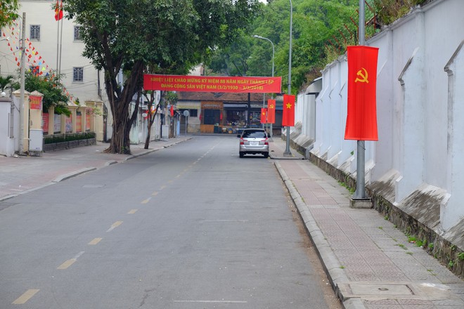 Đường phố vắng vẻ, người dân Sài Gòn thoải mái đạp xe, ra giữa đường chụp hình du xuân sáng mùng 1 Tết - Ảnh 2.