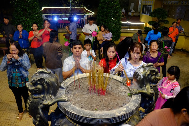 Bất chấp chùa đóng cửa, đông đảo người Sài Gòn vẫn đứng bên ngoài vái lạy chờ vào lấy lộc đầu năm - Ảnh 2.