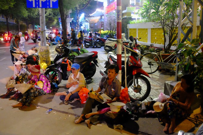 Bất chấp chùa đóng cửa, đông đảo người Sài Gòn vẫn đứng bên ngoài vái lạy chờ vào lấy lộc đầu năm - Ảnh 9.