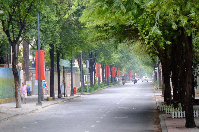 Đường phố vắng vẻ, người dân Sài Gòn thoải mái đạp xe, ra giữa đường chụp hình du xuân sáng mùng 1 Tết - Ảnh 13.