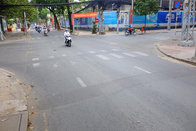 Đường phố vắng vẻ, người dân Sài Gòn thoải mái đạp xe, ra giữa đường chụp hình du xuân sáng mùng 1 Tết - Ảnh 8.