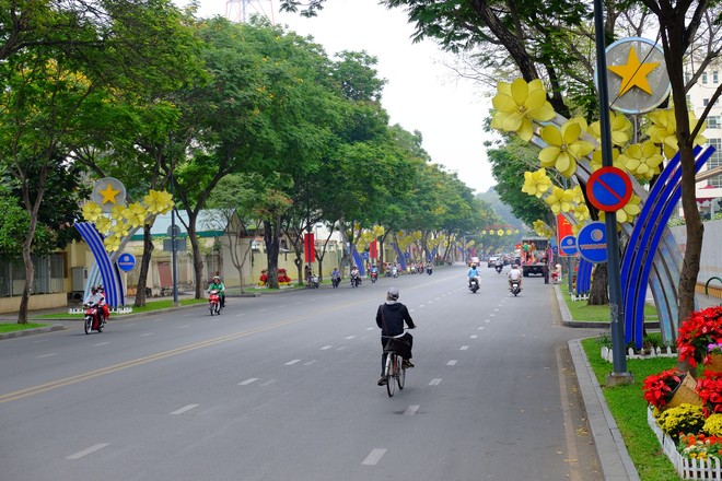 Đường phố vắng vẻ, người dân Sài Gòn thoải mái đạp xe, ra giữa đường chụp hình du xuân sáng mùng 1 Tết - Ảnh 6.