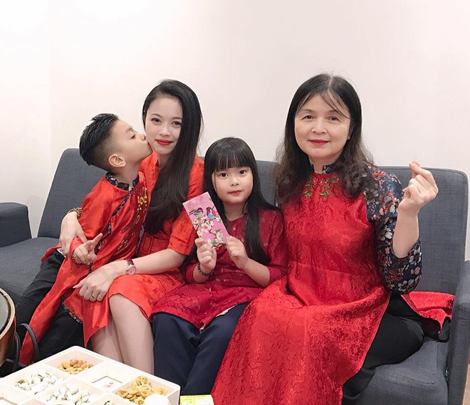 Hội hot mom nổi tiếng thi nhau khoe ảnh gia đình hạnh phúc, đón giao thừa bên nhau - Ảnh 7.