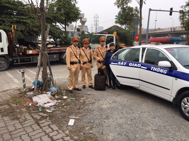 Không bắt được xe, người phụ nữ được CSGT Hà Nội đưa về quê đón Tết - Ảnh 1.