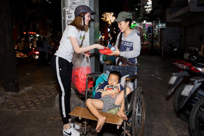 Lâm Vinh Hải và Linh Chi hẹn hò cùng Ngọc Trinh đi tặng quà đêm giao thừa - Ảnh 2.