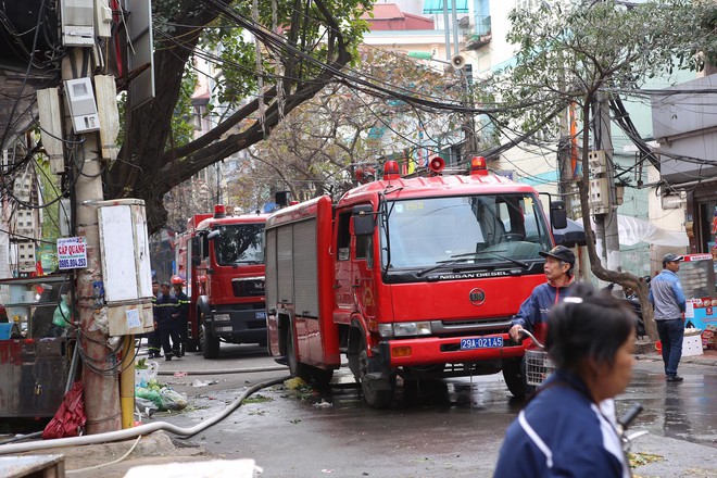 Hà Nội: Bỏ ăn Tết, lực lượng PCCC đã nhanh chóng dập tắt đám cháy trong chợ Ngô Sĩ Liên - Ảnh 1.