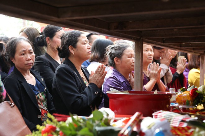 Mùng 2 Tết: Người dân chen chân lên cầu Thê Húc, Phủ Tây Hồ chật cứng người đi lễ   - Ảnh 17.