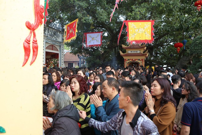 Mùng 2 Tết: Người dân chen chân lên cầu Thê Húc, Phủ Tây Hồ chật cứng người đi lễ   - Ảnh 18.