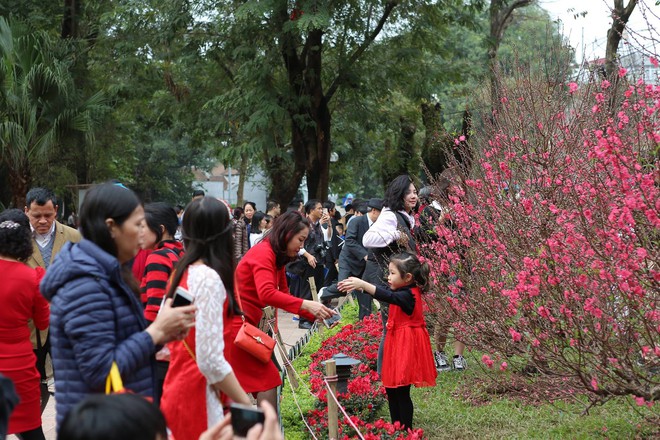 Mùng 2 Tết: Người dân chen chân lên cầu Thê Húc, Phủ Tây Hồ chật cứng người đi lễ   - Ảnh 12.