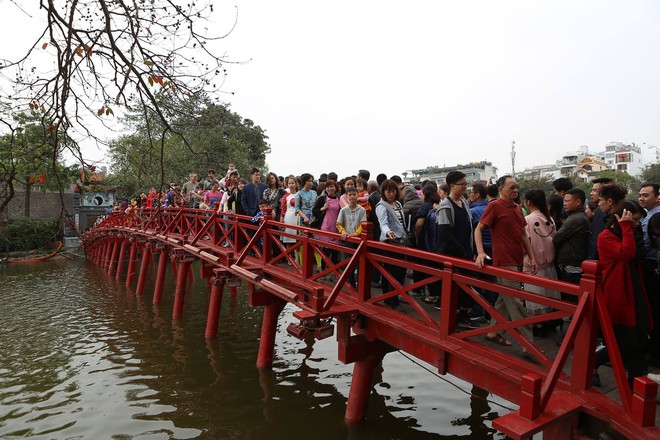 Mùng 2 Tết: Người dân chen chân lên cầu Thê Húc, Phủ Tây Hồ chật cứng người đi lễ   - Ảnh 2.