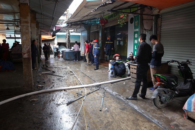 Hà Nội: Bỏ ăn Tết, lực lượng PCCC đã nhanh chóng dập tắt đám cháy trong chợ Ngô Sĩ Liên - Ảnh 7.